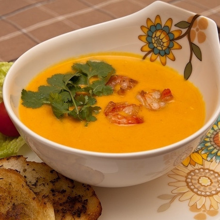 1. Этап. Тыквенный суп с креветками: Разливаем суп по тарелочкам, в каждую кладем немного креветок и чеснока, украшаем зеленью и подаем с только что обжаренными гренками. Приятного аппетита! :)