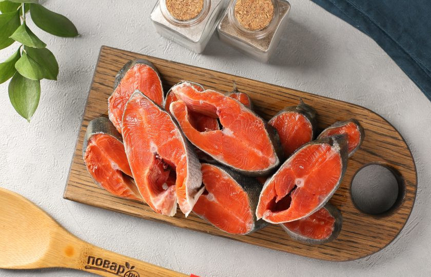 1. Этап. Посол мороженой красной рыбы: Нарежьте на стейки, шириной около 1,5 см.