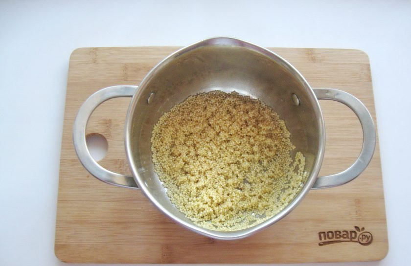 1. Этап. Кулеш с салом: Пшено тщательно помойте горячей водой и выложите в кастрюлю.