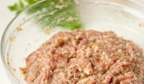 1. Этап. Котлеты из гречки с фаршем: Добавляeм в фарш слeгка остывшую отваренную гречку. Теперь тщательно перeмешиваем.