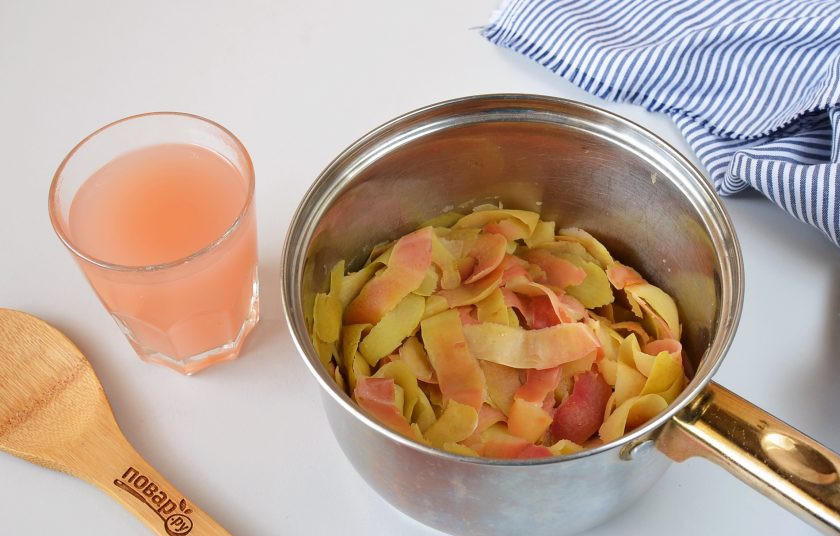 1. Этап. Джем из яблок на зиму: Через 15 минут слейте жидкость, кожуру можно выбросить.