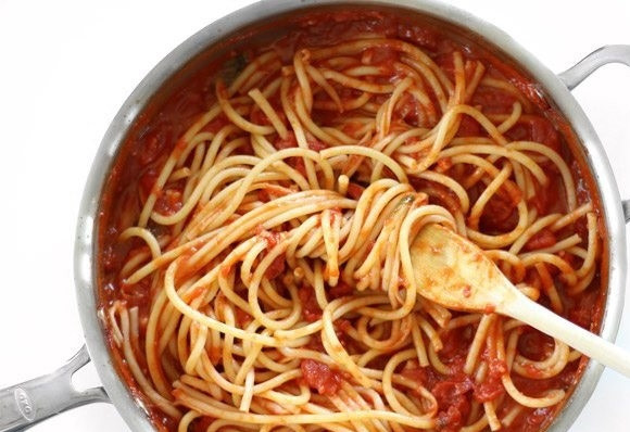 1. Этап. Паста с томатным соусом и панировочными сухарями: 5. Заранее отварите пасту и выложите к соусу, перемешайте.