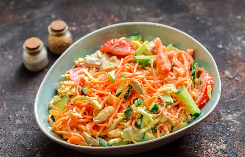 1. Этап. Салат Муравейник с корейской морковью: Переложите все в салатник.