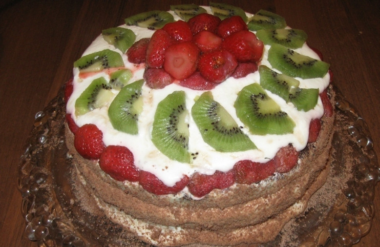 1. Этап. Торт Клубника и шоколад: 6. Я сверху смазала остатками крема без фруктов, а сами фрукты выкладывала ломтиками по кругу. Тертым шоколадом мы посыпаем торт по сторонам и сверху. Готово!