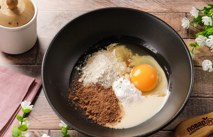 1. Этап. Овсяные кексы без муки в микроволновке: Добавьте к измельчённым хлопьям ряженку, сахар, какао, яйцо, корицу и разрыхлитель.