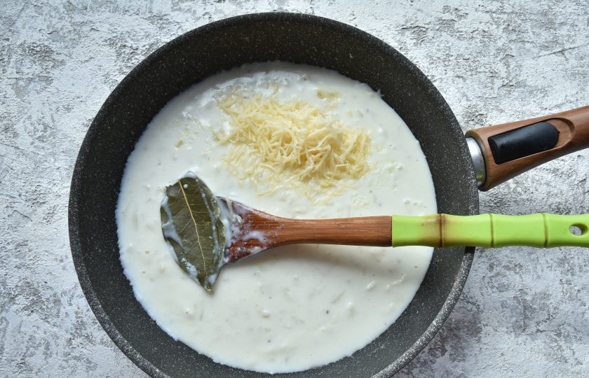 1. Этап. Лазанья с фаршем от Джейми Оливера: Влейте в сковороду молоко и уварите соус на медленном огне до загустения. Добавьте половину нормы натертого сыра пармезан, мускатный орех и соль. Перемешайте и снимите соус с огня. Удалите лавровый лист. Для того чтобы соус приобрел более однородную консистенцию, пробейте его погружным блендером в течение 2-3 секунд.