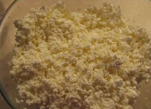 1. Этап. Рецепт домашнего сыра из молока и творога: Творог разминаем вилкой, чтобы не было комочков.