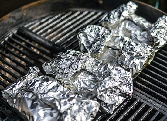 1. Этап. Картофель в фольге на гриле: 3. И отправьте на разогретую решетку.