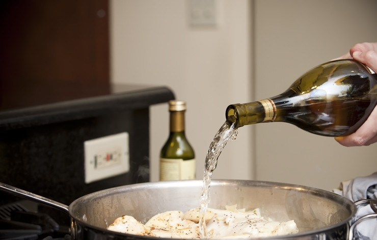 1. Этап. Курица с клубникой: 7. Добавьте в сковороду вино и уксус. Понизьте огонь до средне-медленного.