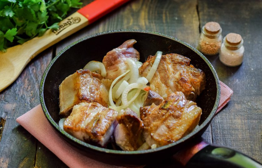 1. Этап. Свиные ребрышки в апельсиновом маринаде: Жарьте ребра 10 минут, по 5 минут с каждой стороны, после добавьте немного маринада и тушите мясо под крышкой 40 минут.