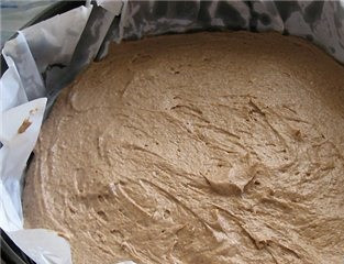 1. Этап. Торт Дунайские волны: 8. В форму, смазанную маслом или застеленную пергаментом, выложить шоколадное тесто и разровнять.