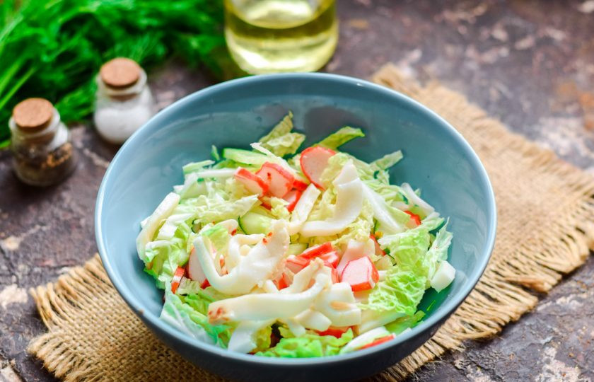 1. Этап. Салат с пекинской капустой, крабовыми палочками и кальмарами: Заправьте салат по вкусу маслом и лимонным соком, добавьте соль и перец. Перемешайте и подавайте салат к столу.