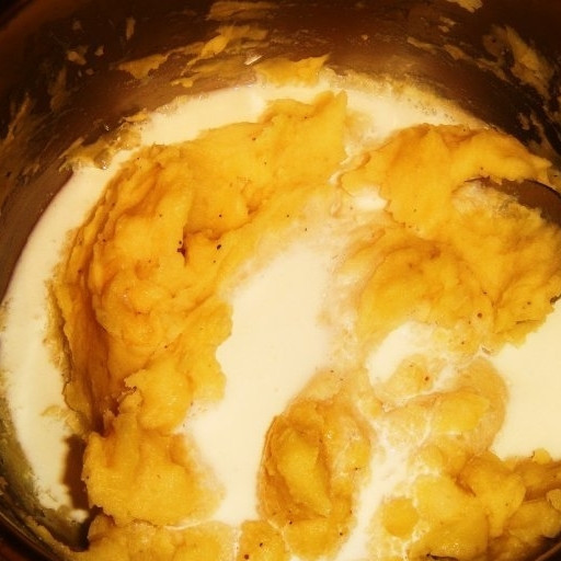 1. Этап. Пирожки с курицей и картошкой: Добавляем в картофельную смесь муку. Замешиваем тугое тесто.