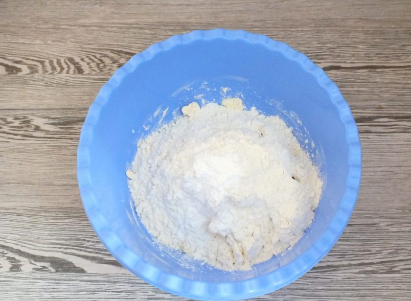 1. Этап. Торт Муравейник без сметаны: Всыпьте муку и разрыхлитель.