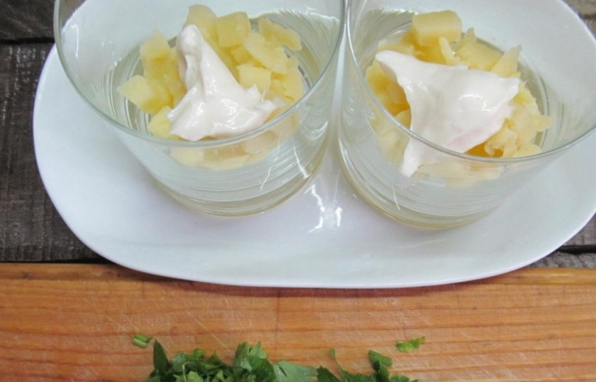 1. Этап. Селедка под шубой с маринованным луком: Отварной картофель натрите на терке и разложите по стаканчикам. Сверху выложите слой майонеза.