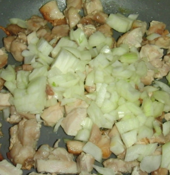 1. Этап. Куриное рагу в тыкве: Добавляем к мясу лук и, перемешивая, тушим мясо с луком до начала образования на луке золотистого цвета.