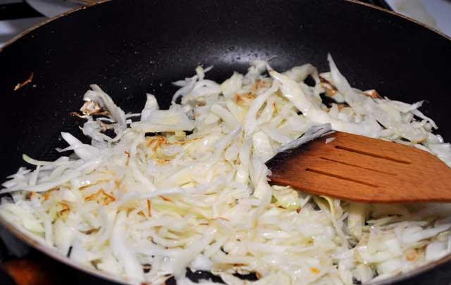 1. Этап. Сабджи с адыгейским сыром: Сначала мелко рубим капусту и обжариваем ее на сковородке до золотистого цвета.