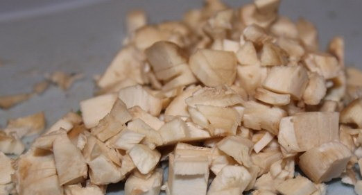 1. Этап. Шампиньоны, запеченные с сыром: Пока запекаются шляпки, ножки шампиньонов мелко нарезать.