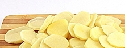 1. Этап. Мясо с сыром в мультиварке: Картофель очищаем и режем тонкими пластинками.