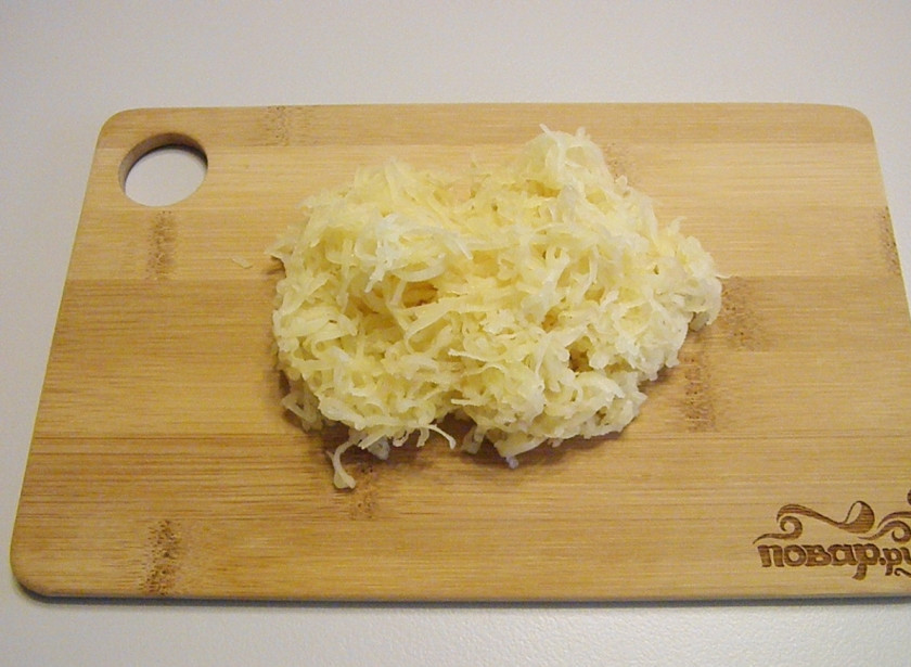 1. Этап. Постные котлеты из кабачков и тыквы: Вареный картофель натрите на самой мелкой терке. Если картофель мелкий, то его количество нужно немного увеличить.