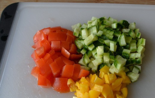 1. Этап. Салат из индейки и овощей Восточный: Помидор, огурец и болгарский перец (у меня - жёлтый) режем также кубиками.