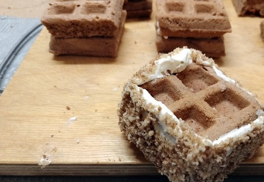 1. Этап. Шоколадные мини-вафли с кремом-чиз: Посыпать измельченными орехами.