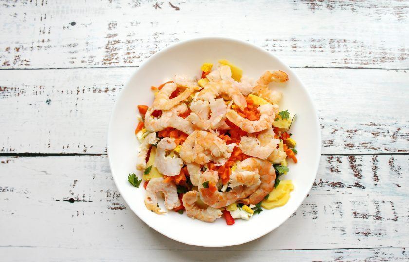 1. Этап. Салат с креветками Золотое море: Отварные креветки почистите и разрежьте вдоль на две части или пополам, добавьте в миску с салатом. Все перемешайте, посолите, заправьте майонезом и подавайте к столу.