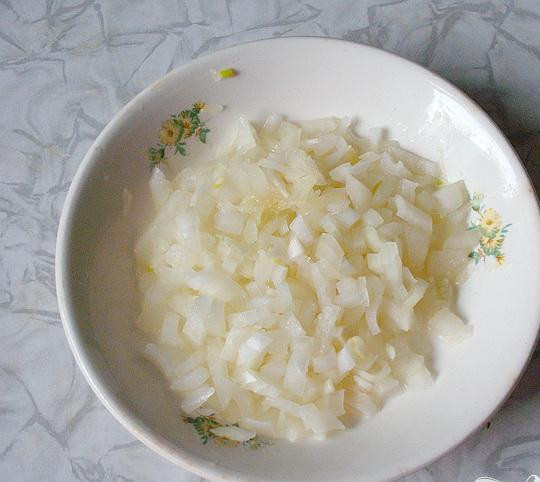 1. Этап. Рулет с сельдью на Старый Новый год: 2. Нарезаем мелко лук, в лук наливаем сок лимона, перемешиваем и на полчаса оставляем, для того, чтобы замариновался лук, и вышла горечь.