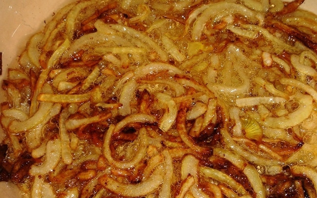 1. Этап. Плов с чесноком: В казане или кастрюле с толстыми стенками разогреть масло или вытопить сало и обжарить на нем нарезанный лук до коричневого цвета.