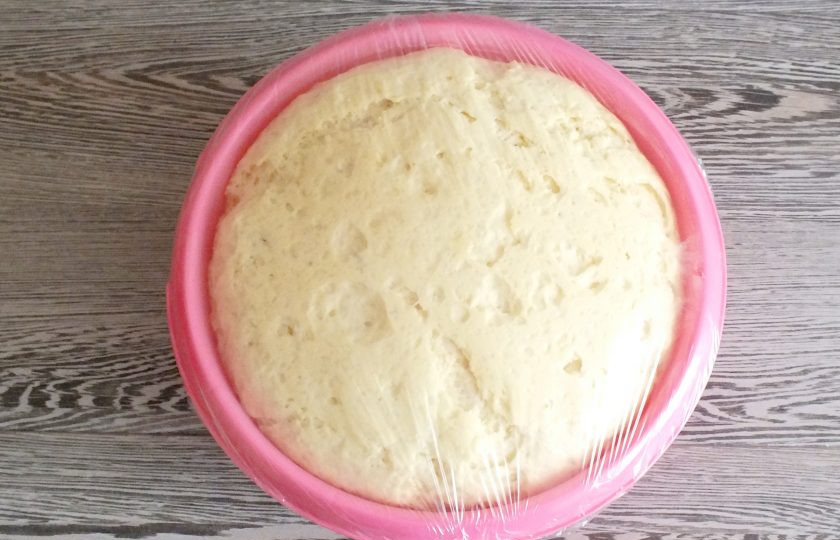 1. Этап. Синнабоны с малиной: По истечении времени тесто заметно увеличится. Оно готово к разделке.