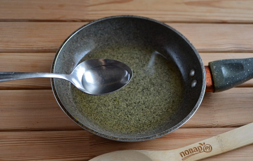 1. Этап. Морковь по-корейски (Корейская морковка): Убираем лук из сковороды. Убираем масло с огня и добавляем уксус.