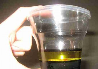 1. Этап. Салат к стейку: Делаем заправку к салату. Для этого понадобится небольшая баночка с крышкой. Наливаем в нее масло и нашараб.