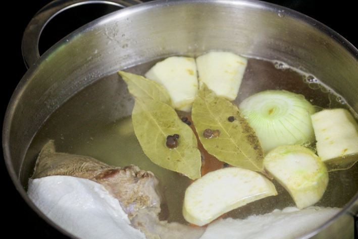 1. Этап. Язык заливной: 1. В кастрюлю поместите язык, овощи и специи. Залейте водой и поставьте вариться.