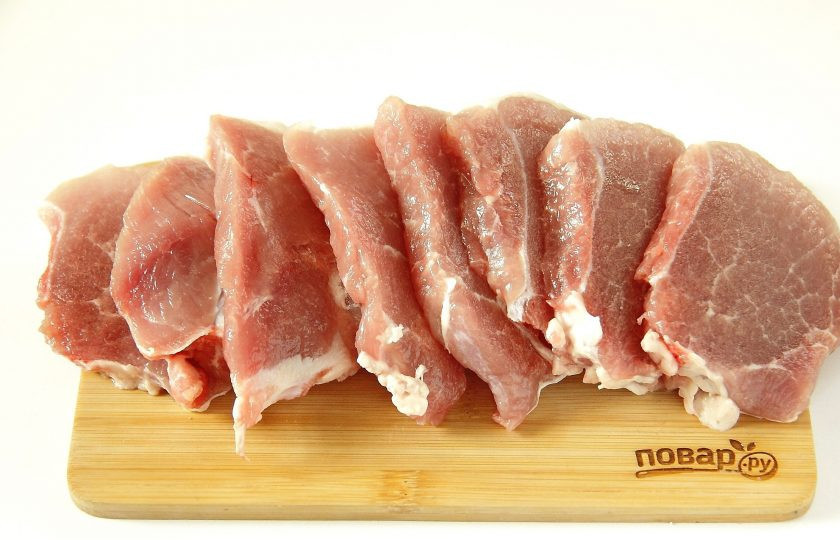 1. Этап. Мясные рулетики с луком: Мясо нарежьте тонкими слайсами. У меня получилось 8 кусочков.