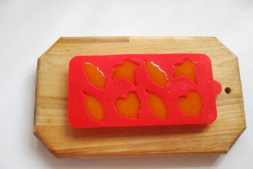 1. Этап. Мармелад из абрикосов на агар-агаре: Приготовленное абрикосовое пюре выложите в форму для мармелада. Можно поставить в холод на 30 минут, но агар-агар застывает и при комнатной температуре.