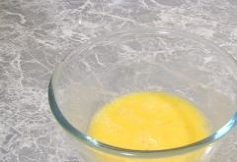 1. Этап. Кета в кляре: 3. Пока рыбка маринуется в специях, начинаем готовить кляр. Взбиваем 3 яйца с солью.