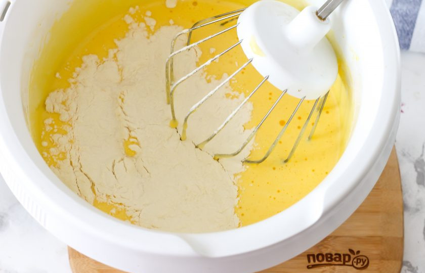 1. Этап. Рисовый бисквит: Всыпьте в чашу рисовую муку, предварительно ее просеяв. Если вы не уверены в качестве приобретенных яиц, можете добавить вместе с мукой 0,5 пакетика разрыхлителя — это примерно 0,5 ч.л. Разрыхлитель вспушит бисквитное тесто. Еще один момент — от фермерских яиц с ярким желтком бисквит получится более красочным, ярко-желтым. Далее, не взбивая, аккуратно вмешайте муку в яичную массу, стараясь не выпустить пузырьки воздуха.