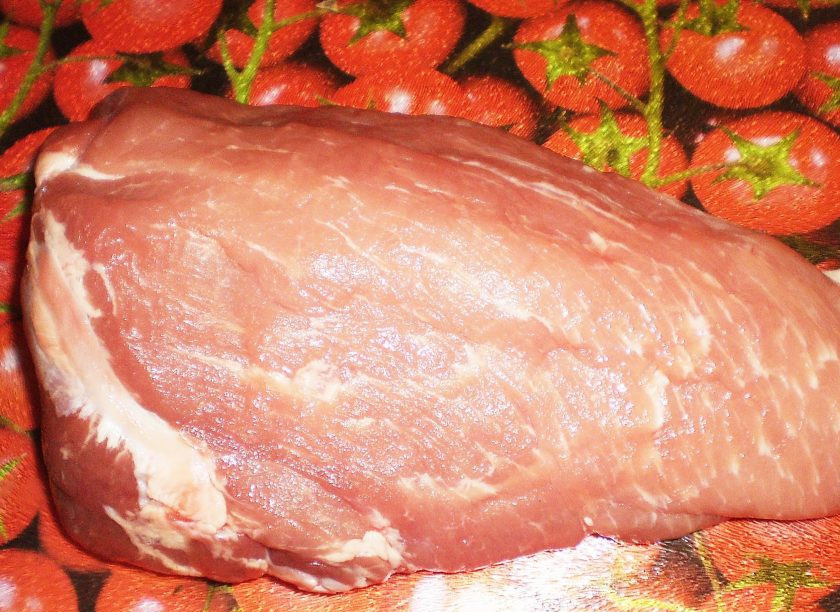 1. Этап. Свинина (отбивная, жаренная на сковороде в кляре): 1. Я очень люблю готовить отбивные из свиной вырезки. Иногда беру и шею, если хочется более сочного мяса. Благодаря кляру отбивные получаются удивительно нежными и мягкими.