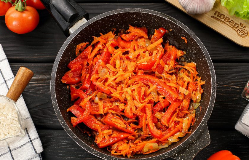 1. Этап. Ленивые голубцы с болгарским перцем: В другой сковороде обжарьте нарезанный кубиками лук, тёртую морковь и болгарский перец, нарезанный небольшой соломкой.