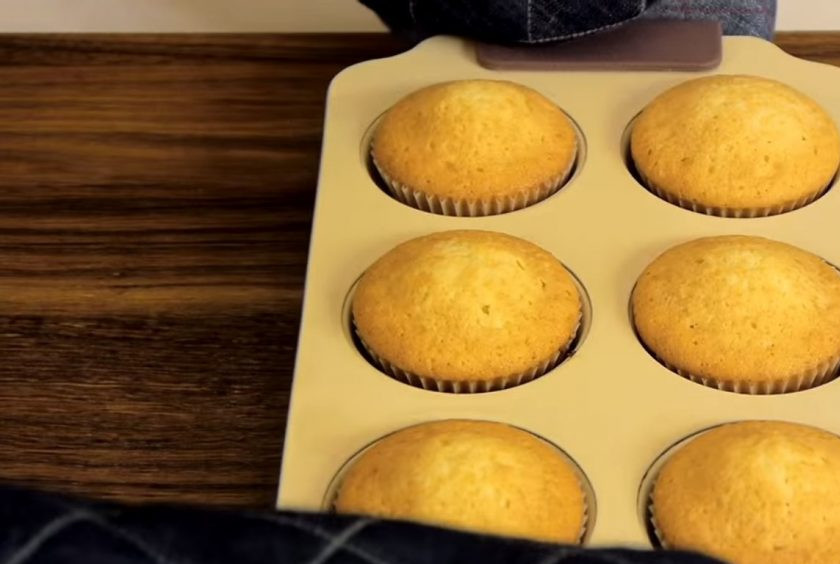 1. Этап. Капкейки: 2. Смешайте с мучной смесью и молоком комнатной температуры. Форму для маффинов выстелите бумажными манжетками и заполните их тестом на 2/3 объема. Отправьте форму в разогретую до 180 градусов духовку на 20-25 минут.