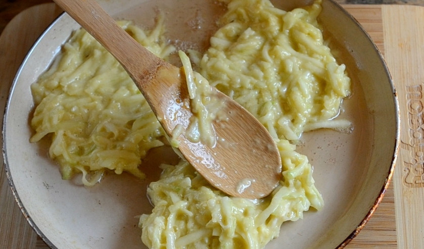 1. Этап. Драники из кабачков: Выкладывайте тесто на хорошо разогретую сковороду ложкой.