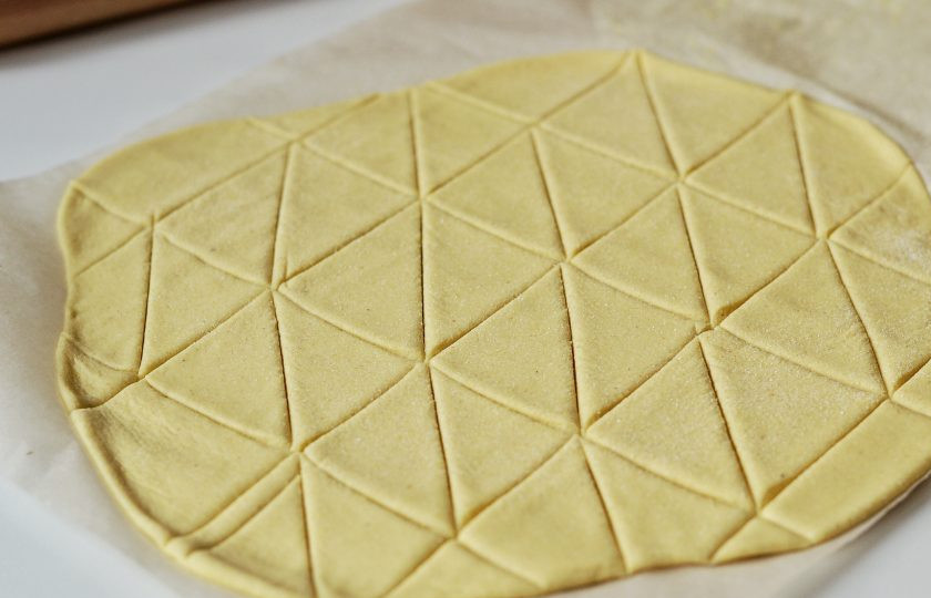 1. Этап. Мексиканские чипсы: Раскатайте тонко тесто, нарежьте на квадраты, а затем на треугольники.