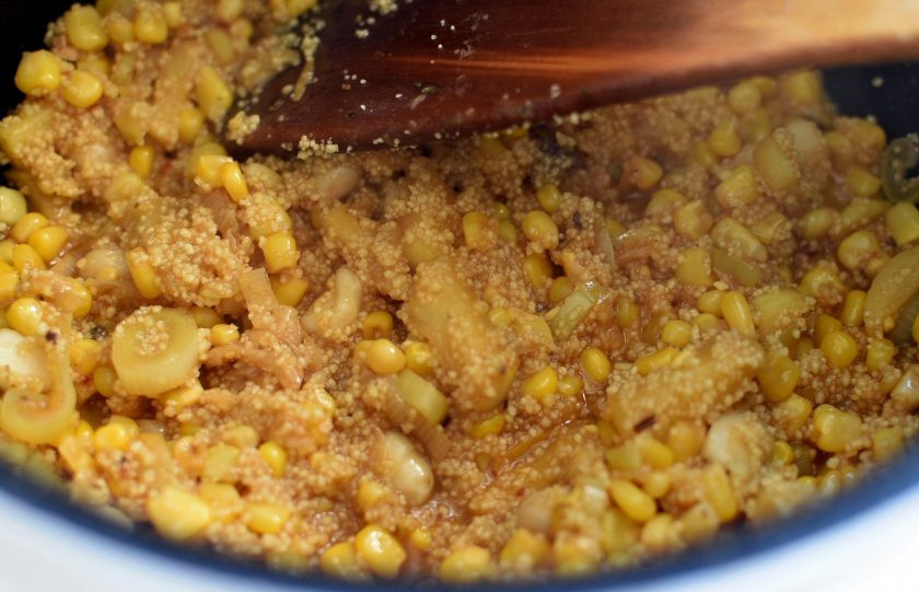 1. Этап. Пикантная индейка с ароматный кускусом: Всыпьте кускус, перемешайте. При необходимости добавьте немного кипятка, кускус должен быть хорошо увлажнен, но лишней жидкости не должно быть много. Немного посолите и еще раз перемешайте. Поставьте мультиварку в режим сохранения тепла на 10 минут, чтобы кускус хорошо распарился.