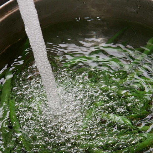 1. Этап. Жареная фасоль: Положить бобы обратно в кастрюлю, залейте холодной водой и дайте им остыть: