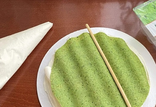 1. Этап. Шадлав: Накройте блином и шпажкой сделайте углубления между полосками крема.