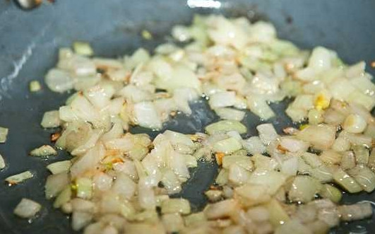 1. Этап. Зразы со свининой: 3. Разогрейте на сковороде немного растительного масла. Выложите лук и жарьте на среднем огне минут 5-7, помешивая. Он должен стать золотистым и хорошо прожариться.