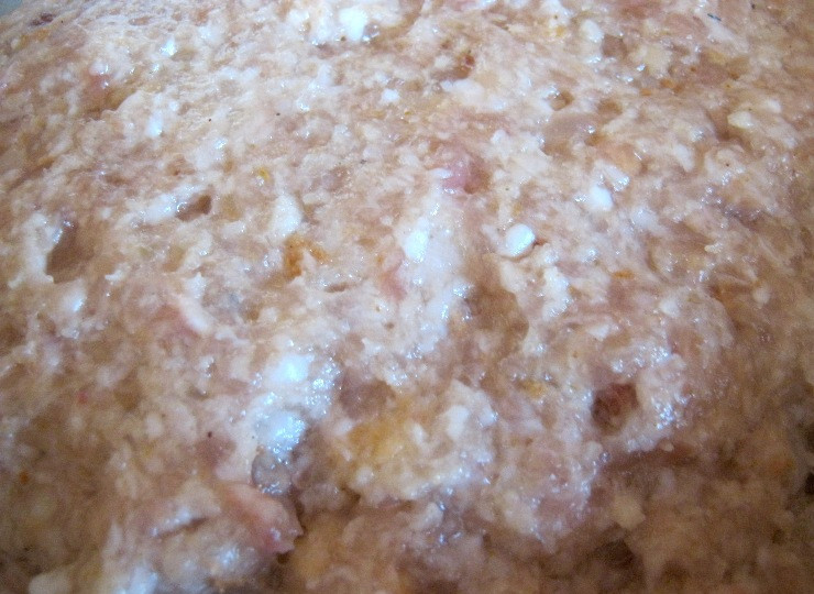 1. Этап. Зразы с грибами в духовке: Для начала приготовим фарш, для этого замочим батон в молоке и мелко нарежем одну луковицу. Теперь соединим все ингредиенты, добавим соль и специи, хорошенько вымесим фарш. Затем приготовим начинку: предварительно замоченные грибы отварим, выложим на сковороду, добавим нарезанный лук и обжарим все несколько минут на сливочном масле.