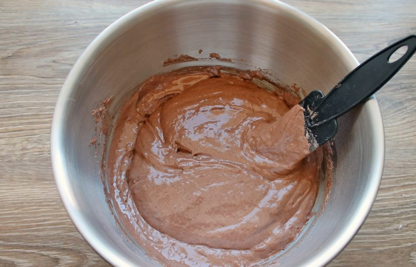 1. Этап. Янтарный торт: Аккуратно перемешайте до однородного теста.