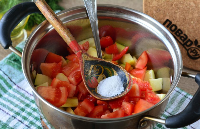 1. Этап. Кабачки с помидорами и морковью на зиму: Всыпьте сахар, соль.