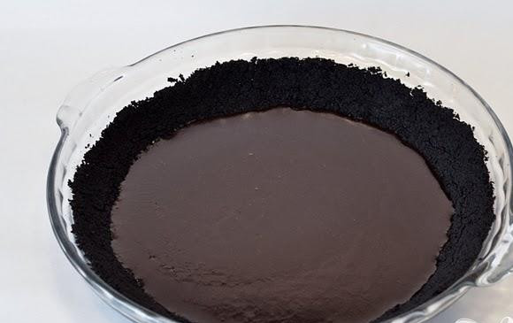 1. Этап. Пирог из крекеров и мороженого: 4. Сделать крем. Взбить сливки и сахар миксером. Добавить ванильный экстракт и взбить до загустения. Заполнить корочку пирога 3/4 чашки шоколадной начинки и поставить в холодильник на 30 минут.